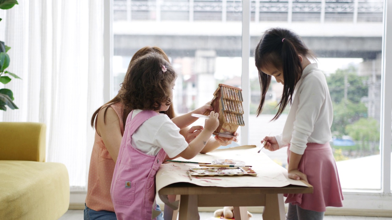亚洲家庭妈妈教女孩画木房子