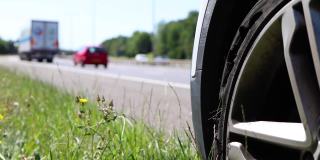 在英国伦敦的M25高速公路上，一辆汽车在高速公路上爆胎后，车胎上出现了一个大裂缝