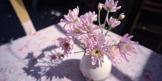桌上花瓶里的花