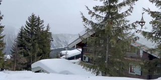 雪天从斜坡上看滑雪胜地的景色