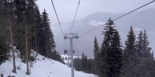 滑雪缆车在冬季雪天的景色