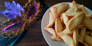 带面具的盘子上的哈曼琴——普珥节庆典