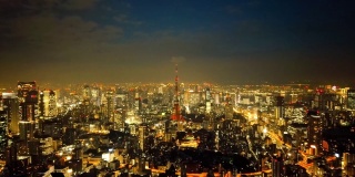 在黄昏俯瞰东京的夜景，东京塔亮起红色
