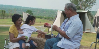 爷爷奶奶和孙女一起在营地露营。