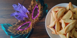 带面具的盘子上的哈曼琴——普珥节庆典