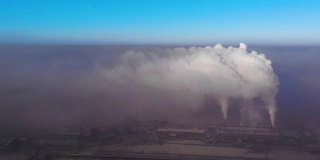 克麦罗沃地区新库兹涅茨克市的冶金厂和工作管道。从无人驾驶飞机上俯瞰工业城市。环境恶劣，天空烟雾弥漫