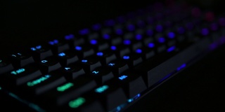 游戏的rgb键盘在黑暗的背景