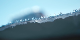 从屋顶上看融化的冰的特写