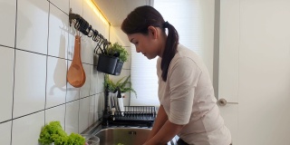 中年妇女清洗蔬菜抗病毒