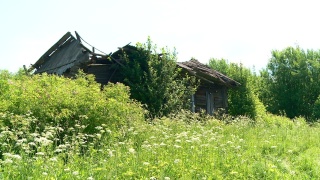 一个废弃的俄罗斯村庄的旧小屋视频素材模板下载