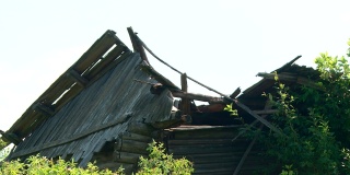 一个废弃的俄罗斯村庄的旧小屋