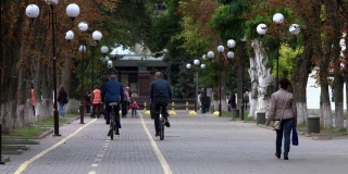 大街上骑自行车