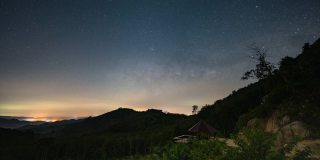 泰国颂卡省迦那区，银河和日出的夜晚到白天