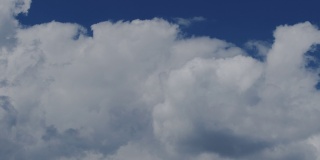特写4K延时视频白色的大云在蓝色阳光灿烂的天空。夏日蔚蓝多云的天空时光流逝。驾驶飞机穿过云层的效果。