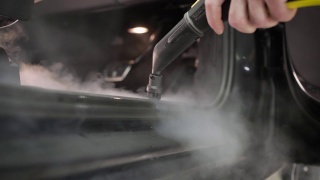 洗车服务和详细概念。用热蒸汽清洁器清洁汽车内部。蒸汽汽车内饰清洗视频素材模板下载
