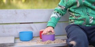 小手摸不清的小男孩，小男孩在玩沙盒沙塑料模具