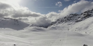 雪山上的滑雪道。在法国库尔舍维尔，在多云的天空下，滑雪道在阿尔卑斯雪山上