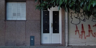布宜诺斯艾利斯，阿根廷，一个老房子的前门。