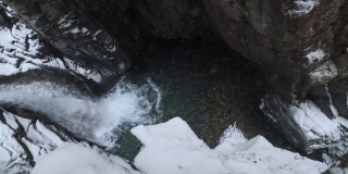 美丽的筑池峡不道瀑布，雪