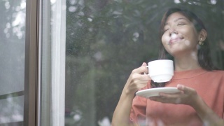 女人早上在家喝咖啡视频素材模板下载