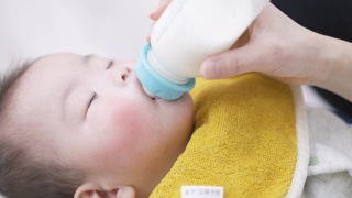 亚洲婴儿喝牛奶睡觉视频素材模板下载