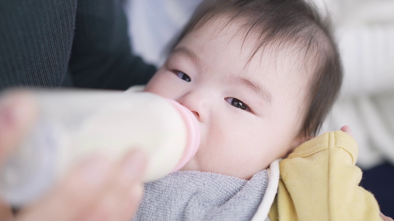 亚洲婴儿喝牛奶睡觉