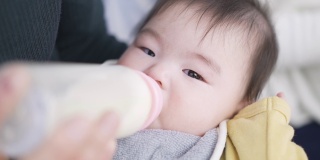 亚洲婴儿喝牛奶睡觉