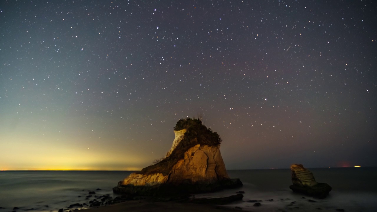 2022年1月的午夜，星夜与一座岛屿一起流逝