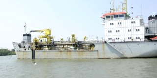 货船、海船停泊在沙木普拉干省湄南河中央