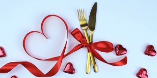 情人节晚餐的餐具。有选择性的重点。情人节。