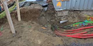 工业用地，在发展工程期间，电缆从地下伸出