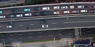 无人机追踪雅加达高速公路上的交通