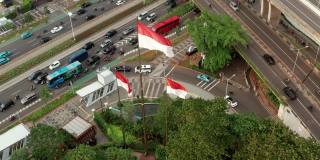 无人机在雅加达高速公路旁的印度尼西亚国旗上被击中