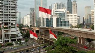 无人机在雅加达击毁印尼国旗视频素材模板下载