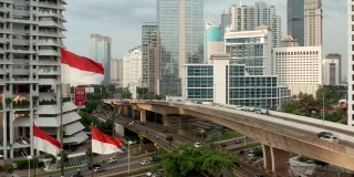 无人机从雅加达市中心的印度尼西亚国旗上拍摄