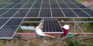 工人们在金属横梁上举起太阳能电池板