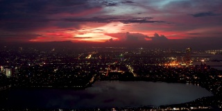 无人机拍摄的雅加达景观在红色日落