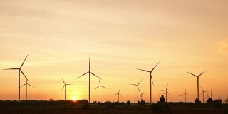 风力涡轮机或风车农场在农村的电力生产。风力发电机的概念是可持续能源、可再生能源和清洁能源的概念。
