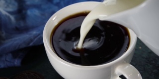 在黑咖啡中加入牛奶