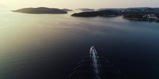豪华快艇在欧洲地中海航行的航拍影像。在法国，摩纳哥，意大利或克罗地亚的游艇航行经验。平静海面上的阳光反射。