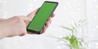 女性使用手机时手带有绿色屏幕