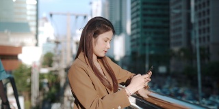 亚洲成功女商人在城市使用智能手机