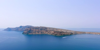 希腊圣托里尼岛:从空中俯瞰蒂拉(锡拉)岛，地中海蔚蓝清澈的海水——从空中俯瞰欧洲全景
