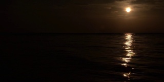 月亮在海浪的映照下