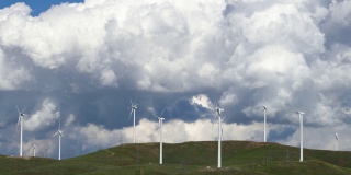 T/L鸟瞰图，草原上的风力涡轮机农场
