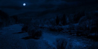 在月光下，在河谷中升起