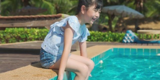 亚洲小女孩在游泳池里玩耍