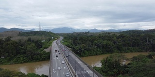 鸟瞰带雨林和河流的乡村公路。