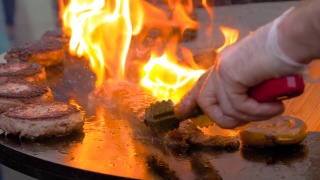 慢镜头:厨师用炽热的火焰在火盆上烤牛排和肉片视频素材模板下载