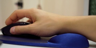 手与硅胶手腕支持鼠标垫的桌面电脑。有选择性的重点